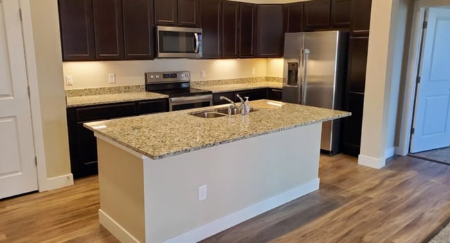 Building Photo - Large 2 Bedroom Condo with Patio!