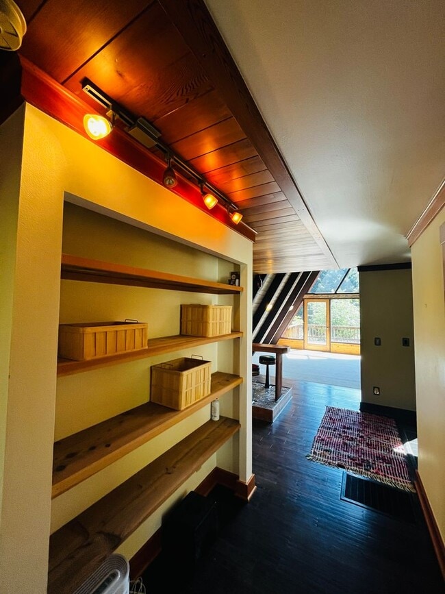 Building Photo - Wonderfully Eclectic Bainbridge Home, Perfect for Nature Lovers!