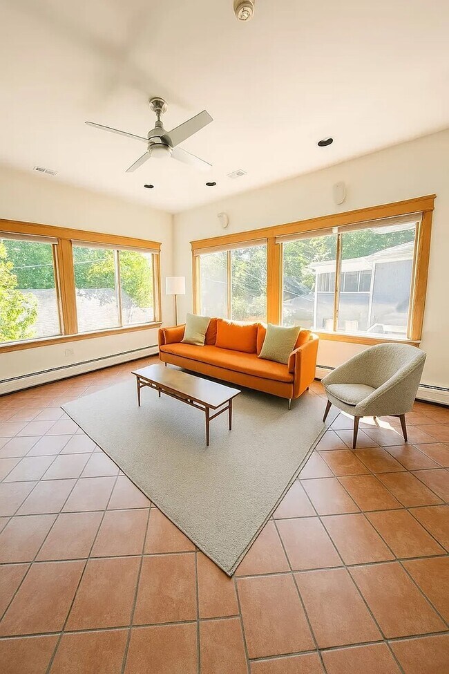 Building Photo - 416 N Grove Ave