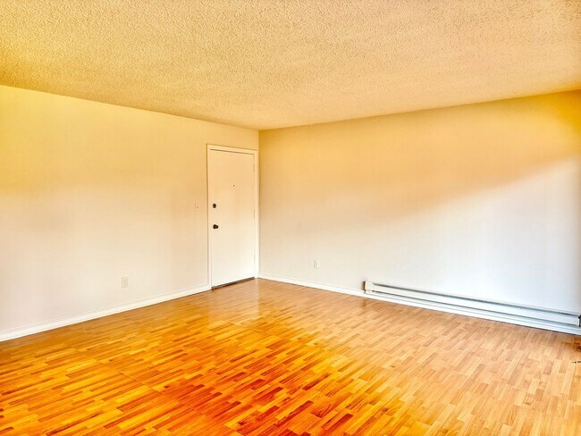 Building Photo - $3290 - 3 BED/2 BATH CONDO IN CENTRAL FREM...