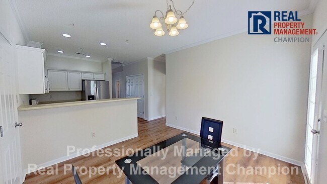 Building Photo - Charming 3 BD/2 BA Home w/Split Bedroom La...