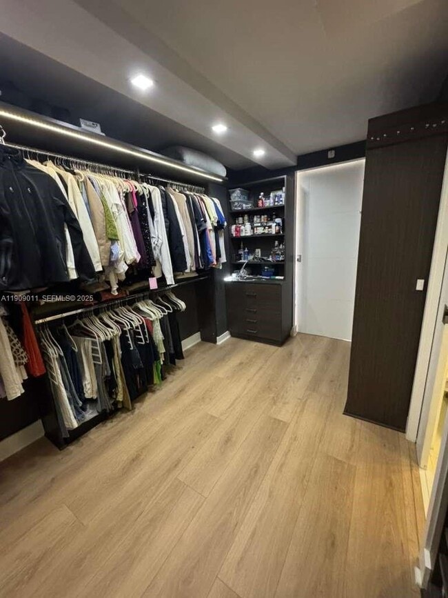 Building Photo - 4000 Towerside Terrace