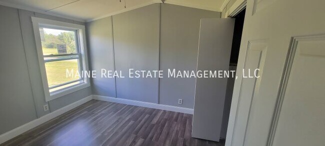 Building Photo - 20 Hall Ln