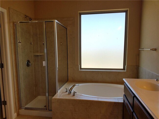 Building Photo - 743 Easton Dr