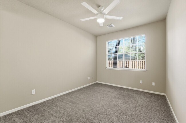 Building Photo - 56 Lakeridge Dr