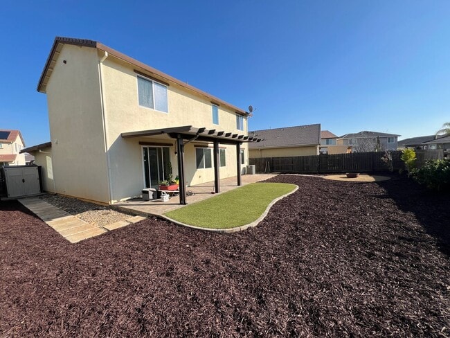 Building Photo - Beautiful 4 Bedroom Home With Low Maintenance Landscaping And Updated Interior