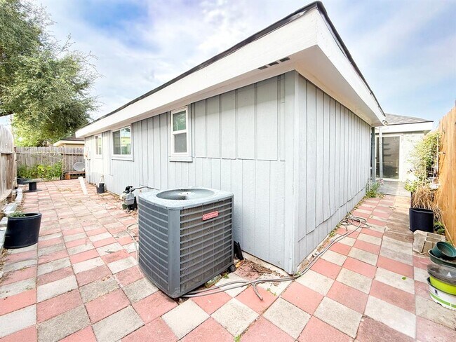 Building Photo - 6506 Briar Glade Dr