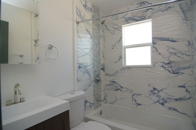 Building Photo - Remodeled 2 Bedroom 1 Bath Duplex! Great Central Tucson Location!