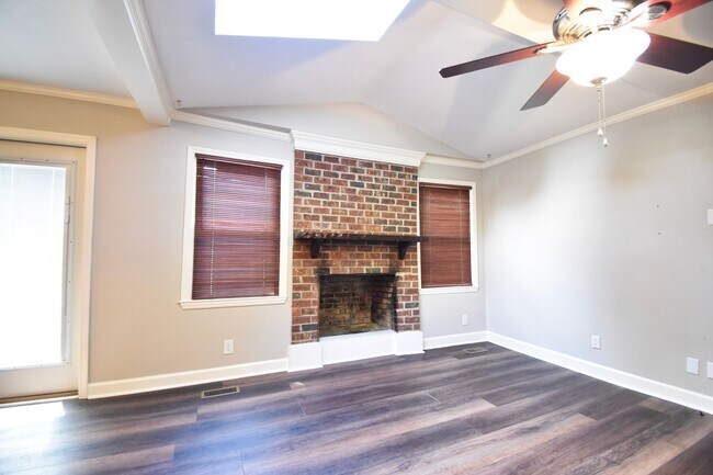 Building Photo - 3 Bedroom 2 Bathroom Home- Pets Considered