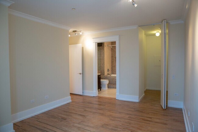 Building Photo - 400 N La Salle Dr