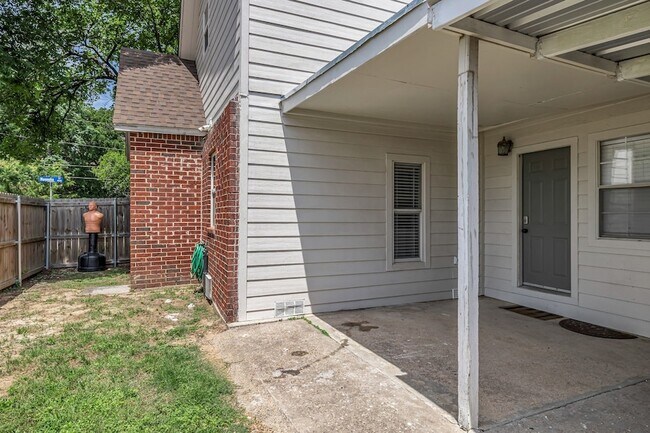 Building Photo - 401 Magnolia St