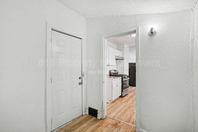 Building Photo - 5013 S Benton Ave