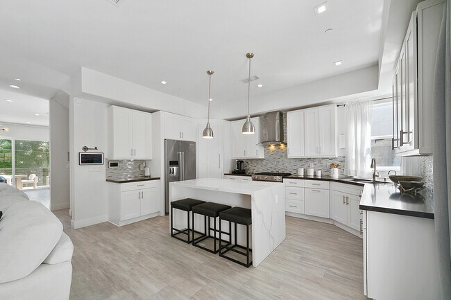 Building Photo - 4969 Llano Dr