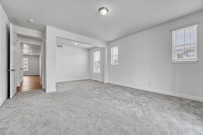 Building Photo - $4,450.00, 5 bed, 4.5-bath located in Broo...