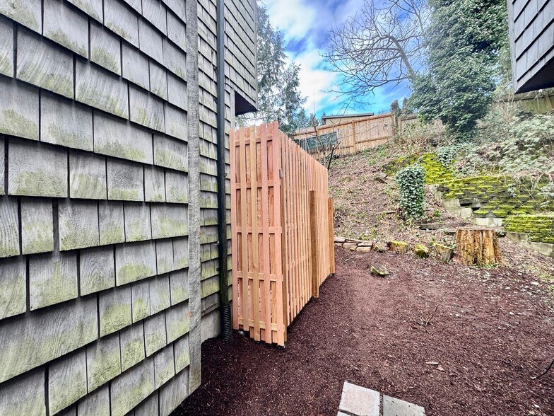 Building Photo - AK Duplex