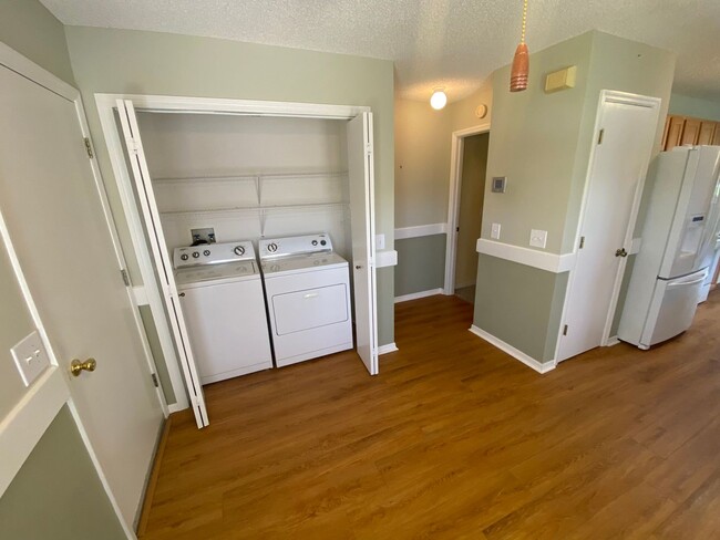 Building Photo - Beautiful Unfurnished, pet friendly home A...