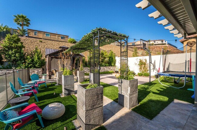 Building Photo - A stunning 4 Bedroom home nestled in the prestigious community in Henderson!