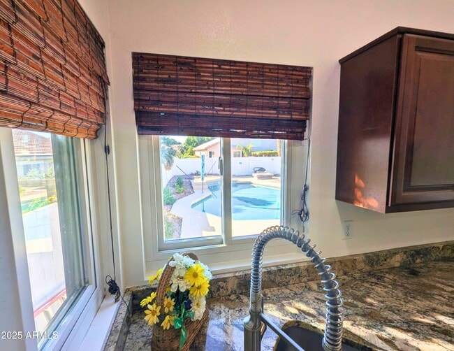 Building Photo - 242 S Sycamore Pl