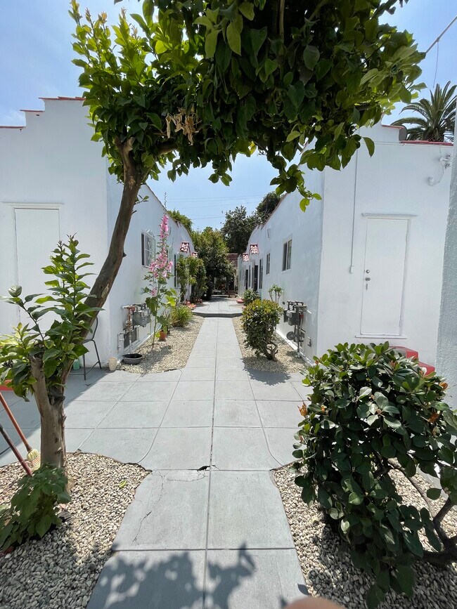 Building Photo - 410 S Coronado St