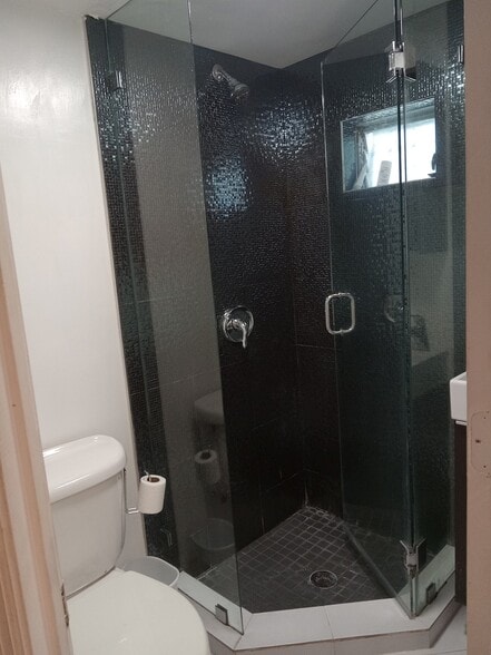 Building Photo - 1001 NE 88th St