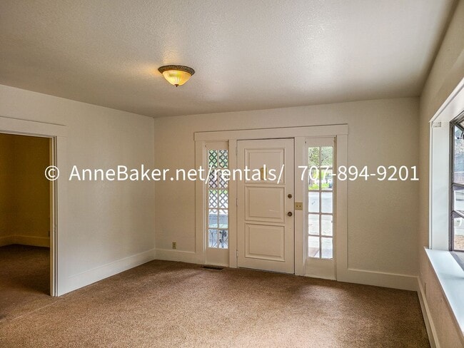 Building Photo - Close to Downtown Cloverdale