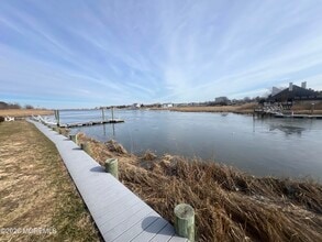 Building Photo - 25 Meadow Ave