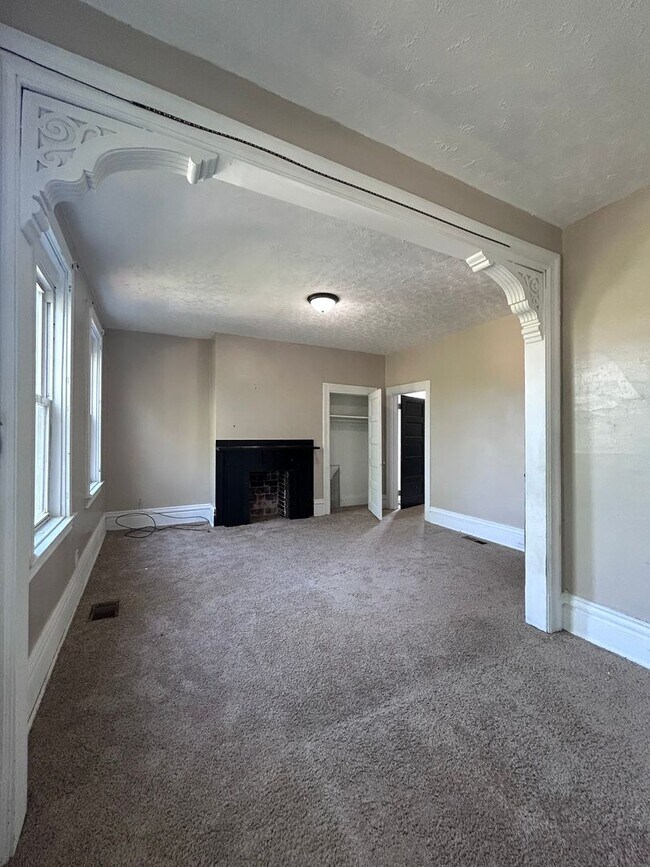 Building Photo - Large 4 Bedroom 1 Bathroom House (Marshall...
