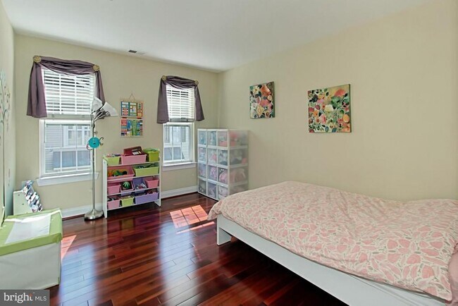 Building Photo - 5060 Kilburn St