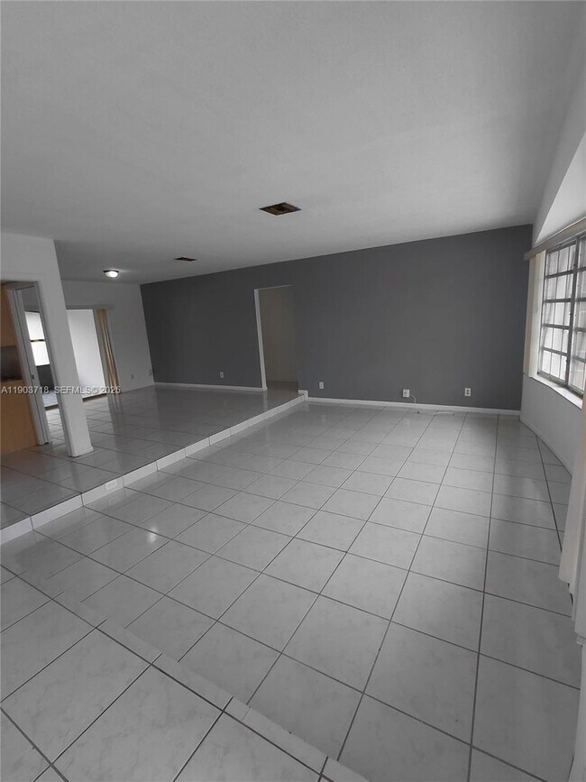 Building Photo - 5115 W Park Rd