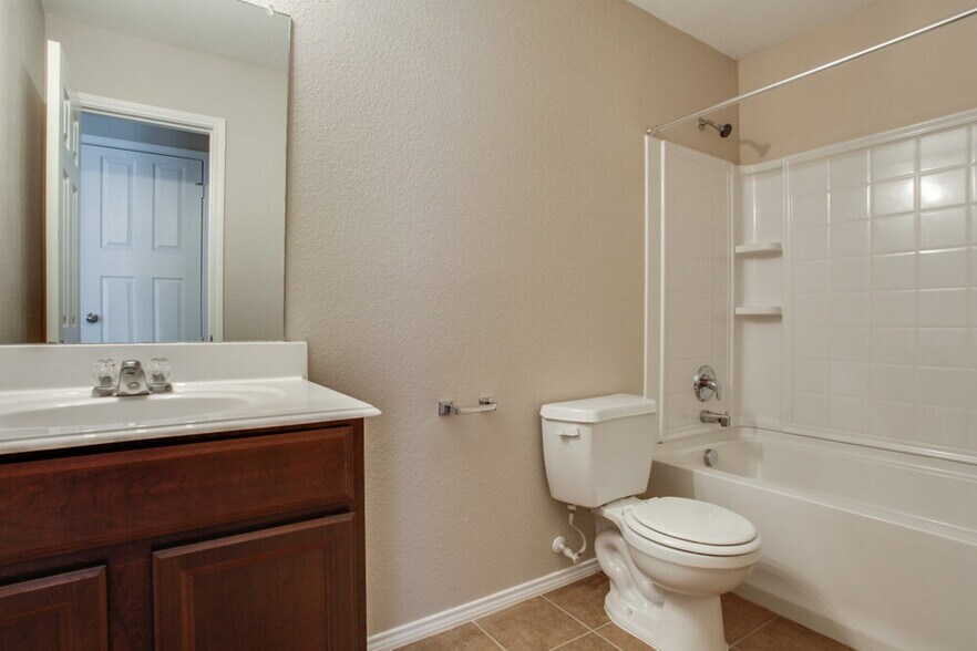 Building Photo - 698 Austin Ln