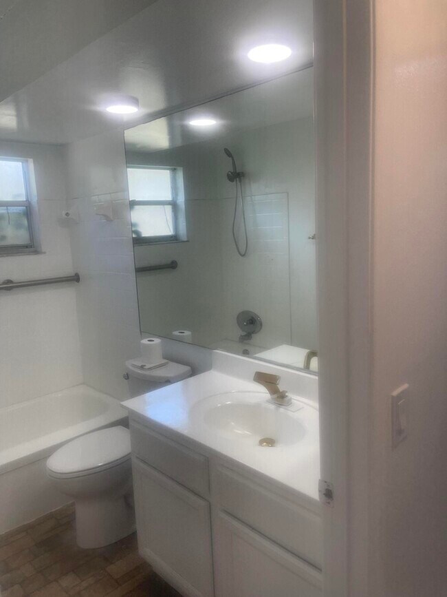 Building Photo - 202 Sparrow Dr