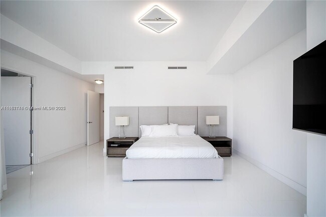 Building Photo - 17475 Collins Ave