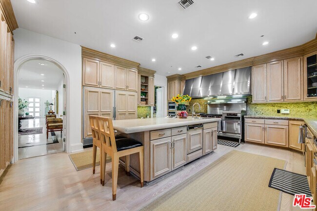Building Photo - 915 N Rexford Dr