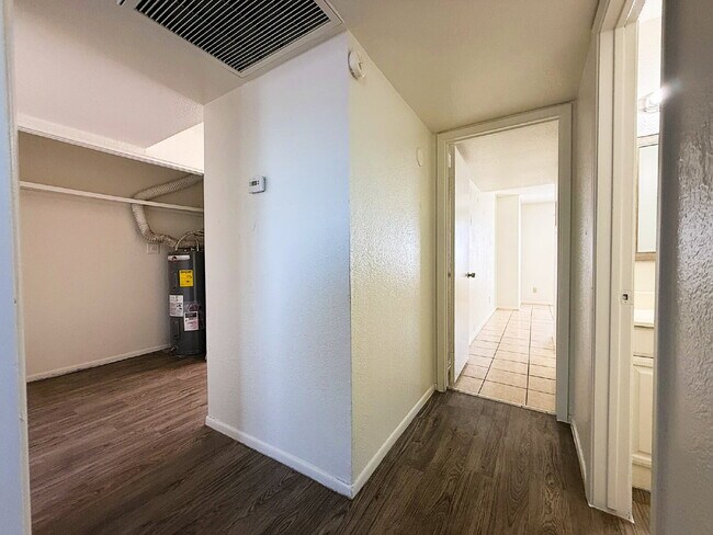 Building Photo - Bright and beautifully updated 2-bedroom h...