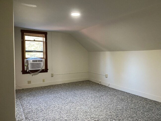 Building Photo - Country Home!