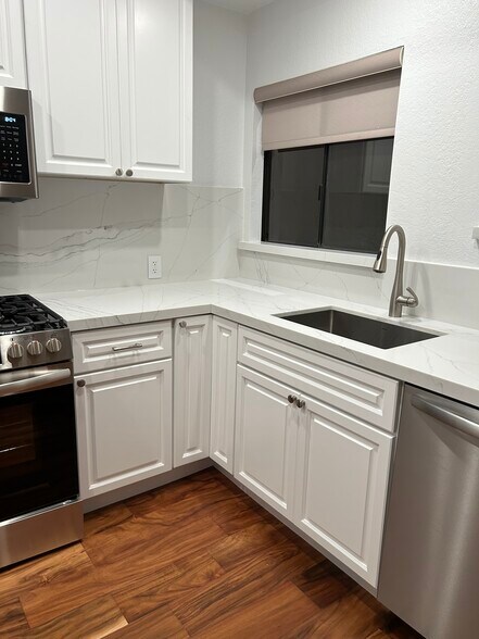 Kitchen - 2601 S Broadmoor Dr