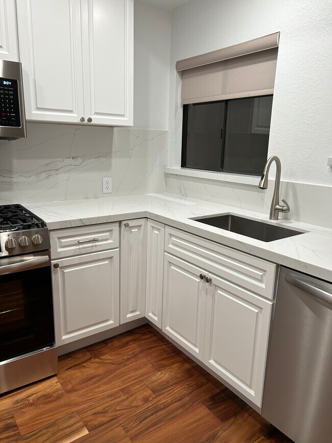 Kitchen - 2601 S Broadmoor Dr
