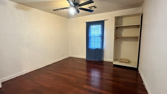 Building Photo - 802 N Kickapoo Ave