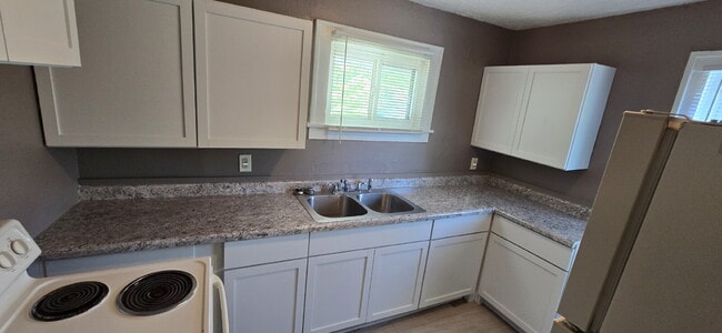 Building Photo - "Charming 2-Bed Home in Indianapolis – Coz...