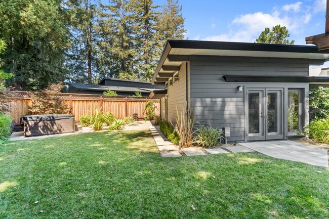 Building Photo - 705 Evergreen St