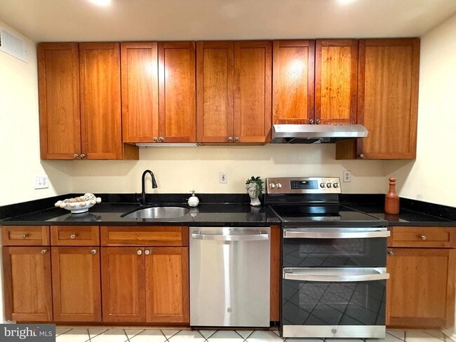 Building Photo - 5278 Lonsdale Dr