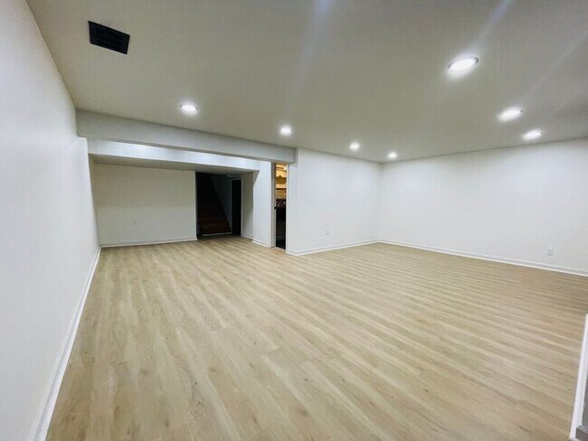 Building Photo - 2010 W 95th St