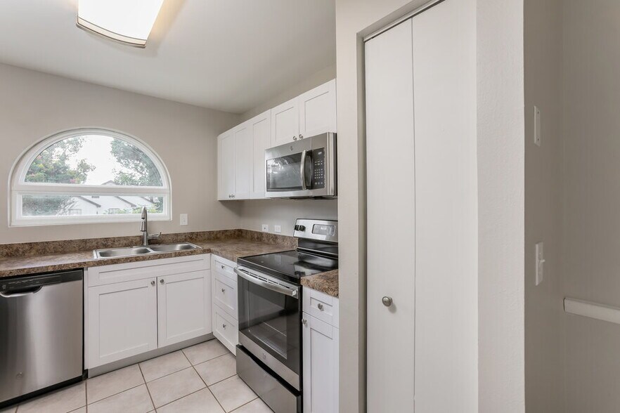 Building Photo - 585 Conure St