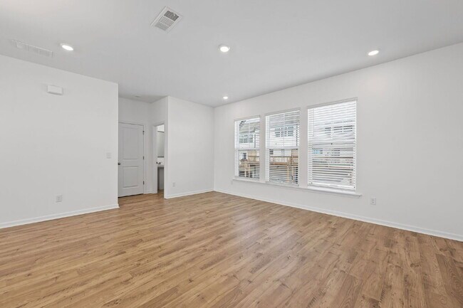 Building Photo - 2730 Harrison Dr