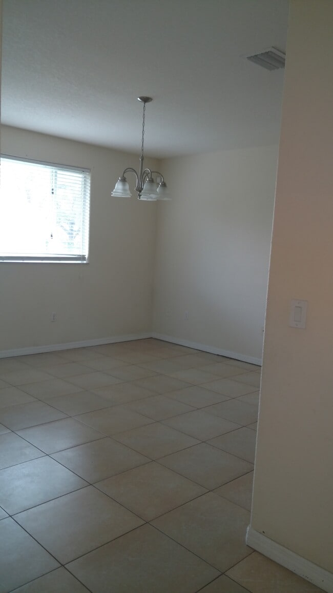 Building Photo - 1712 NE 9th Dr