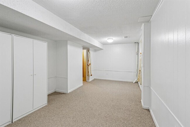 Building Photo - Lovely 2 BR Townhome off Wootton Parkway. Available NOW!