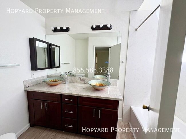 Building Photo - 3663 Oakwood Terrace