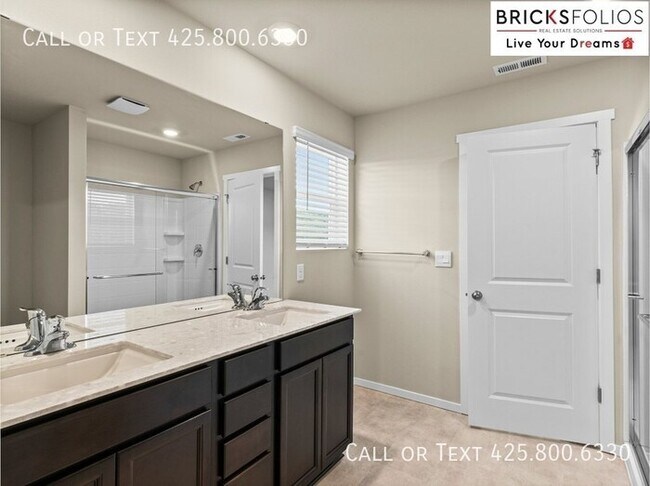 Building Photo - Inviting Home in Port Orchard with a Perfe...