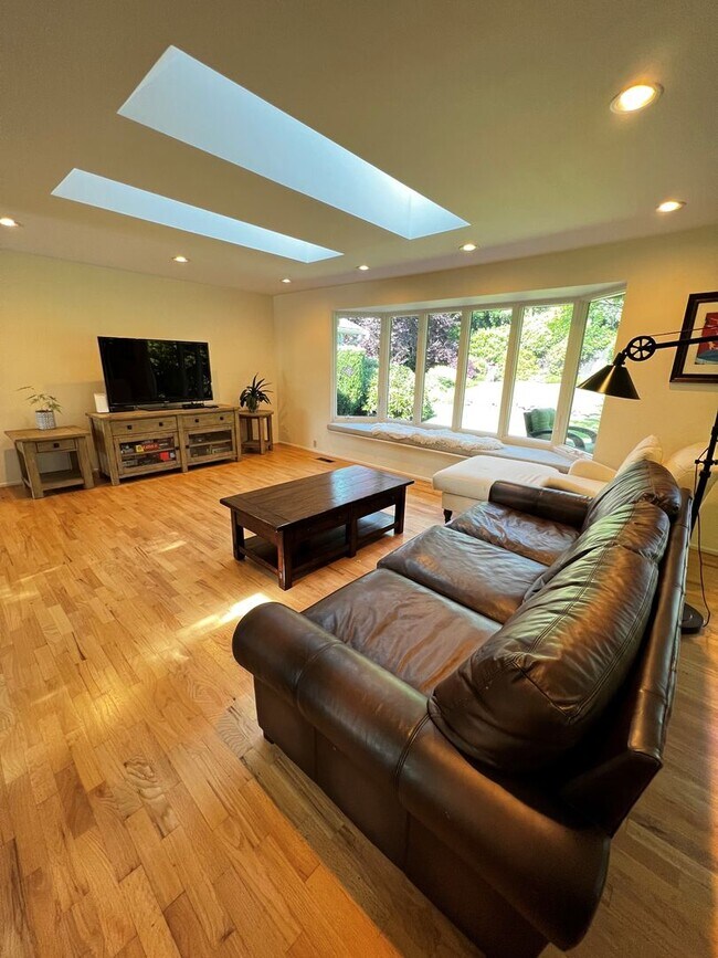 Building Photo - CLICK "REQUEST A TOUR" NOW!