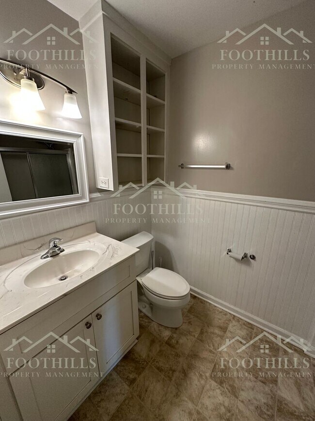 Building Photo - Live Steps Away from Anderson University –...